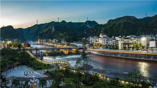 施秉夜景.图/黄秀德