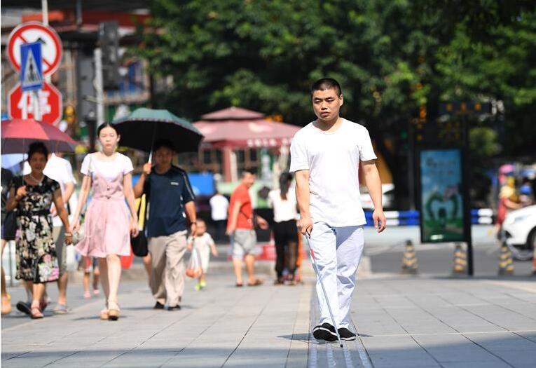 逐一排查,对经营场所与市政道路之间缺乏盲道的点位拟制改造完善计划