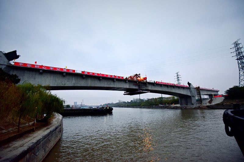 连镇铁路镇江段京杭运河特大桥精确合龙