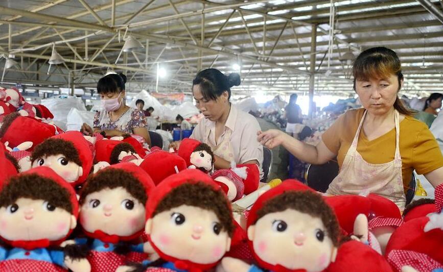 7月25日,在河北省成安县李重村,村民在"扶贫车间"内加工毛绒玩具.