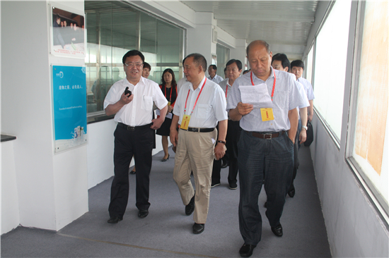 全国人大代表,科迪集团董事长张清海(左一)陪同驻豫全国人大代表