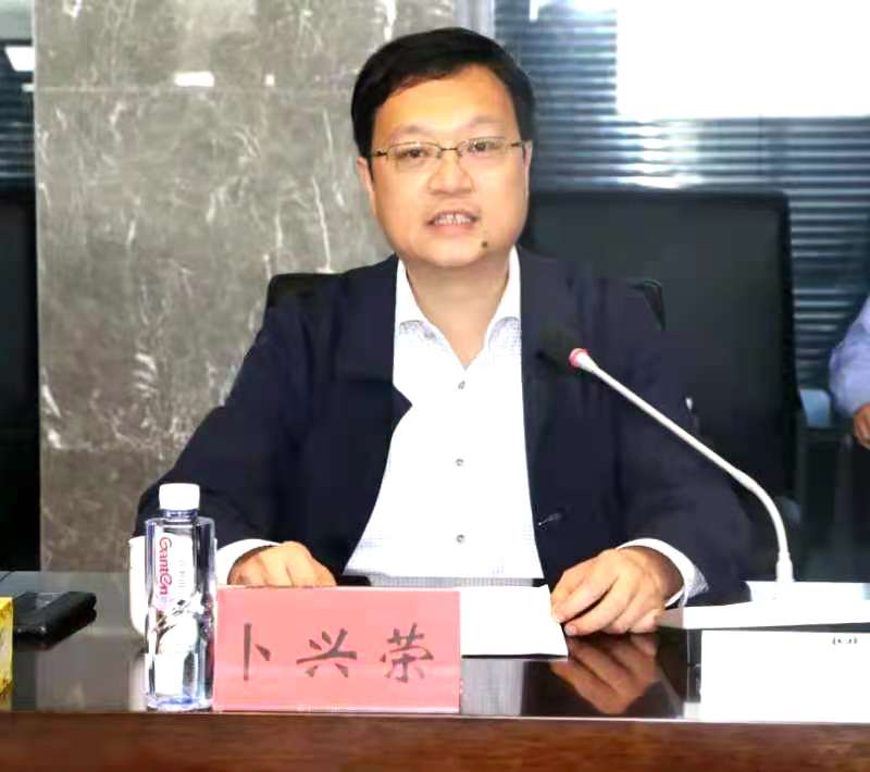 扬中市委常委,宣传部部长卜兴荣主持座谈会