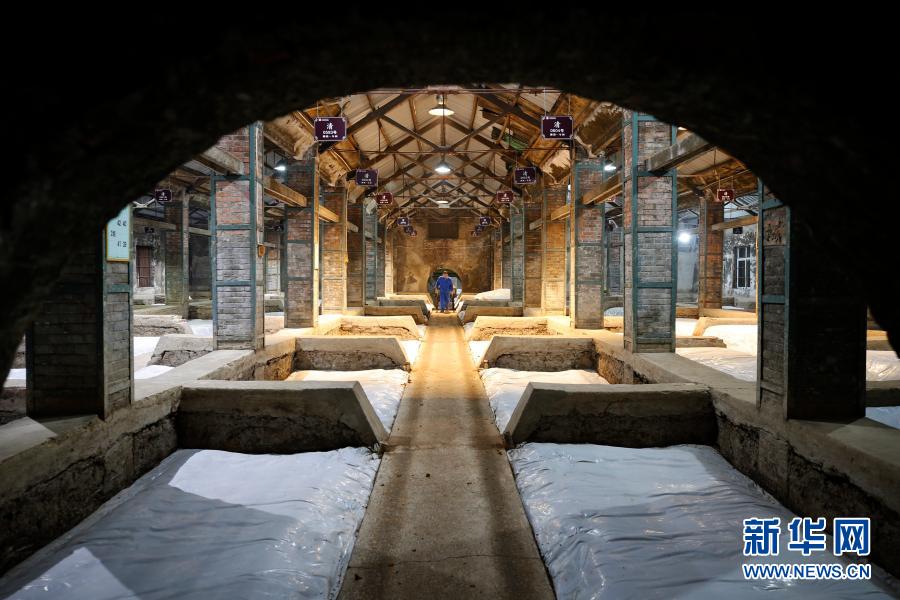 位于洪泽湖西畔的江苏省宿迁市泗洪县双沟镇进入酿酒繁忙期,酿酒工人